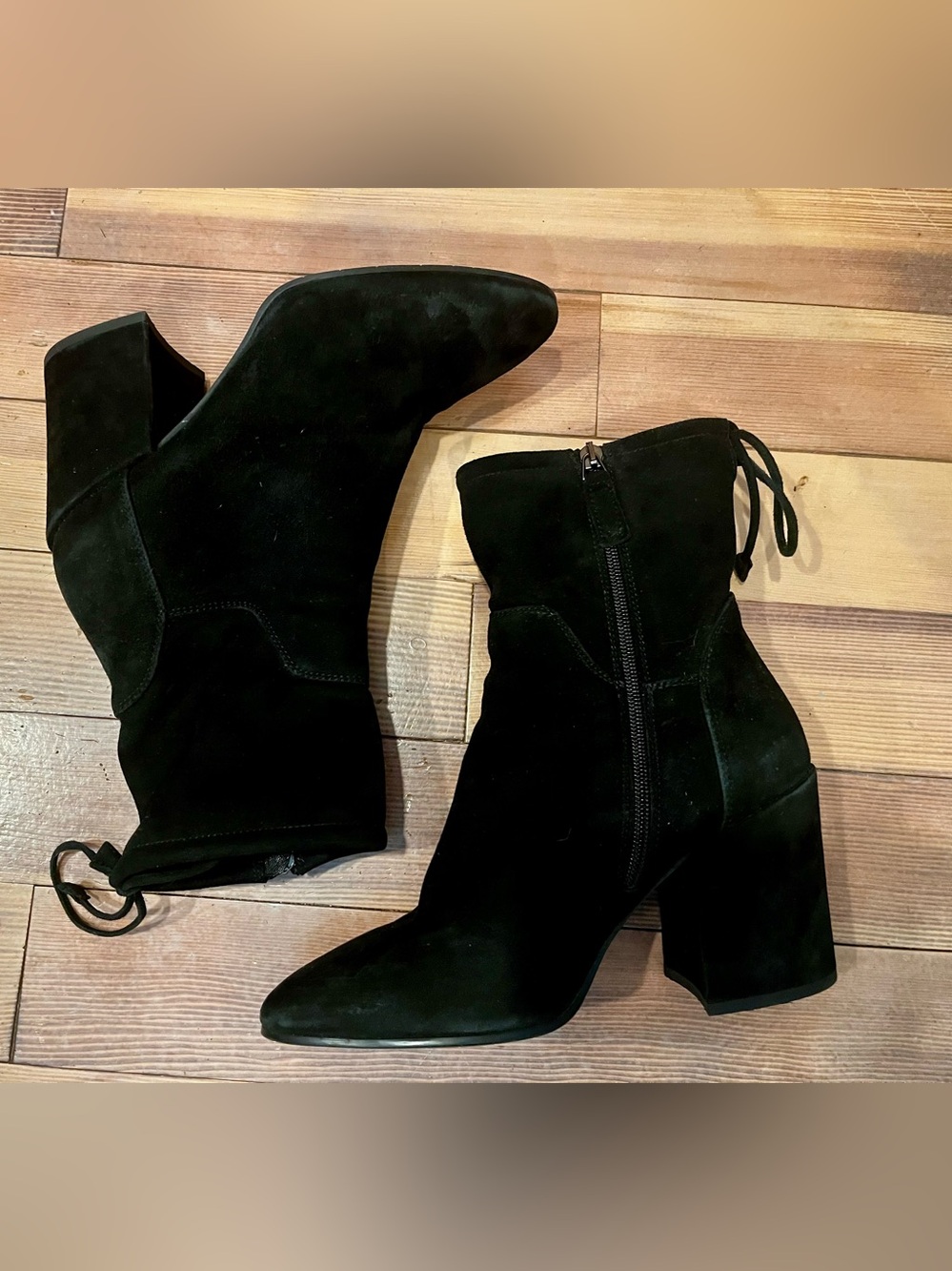 Aquatalia Italian 🇮🇹
Black Suede Block
Heel Ankle Boots